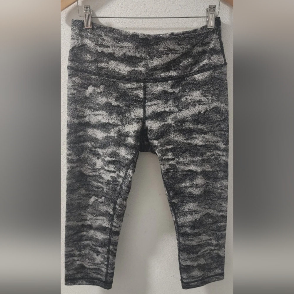 Bundle of Two (2) Lululemon Womens Crop Capri Leggings Size 12